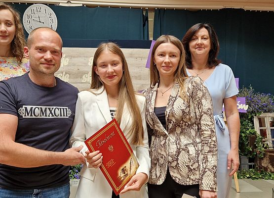 Ola z rodzicami, Panią Oliwią i Panią Dyrektor podczas rozdania świadectw