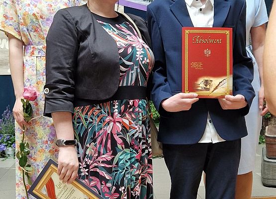 Dawid Wałęga z mamą, Panią Oliwią i Panią Dyrektor podczas rozdania świadectw