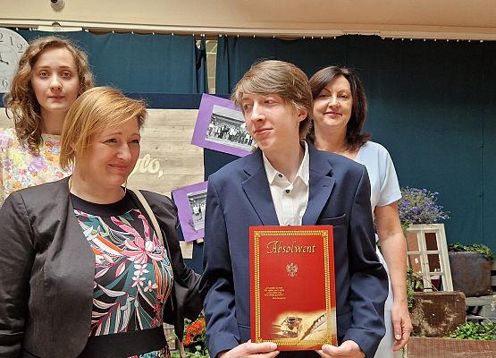 Dawid Wałęga z mamą, Panią Oliwią i Panią Dyrektor podczas rozdania świadectw