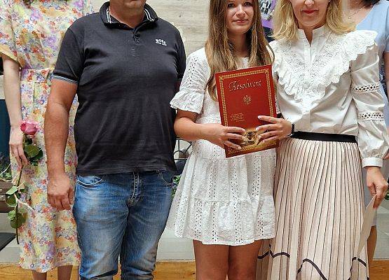 Małgorzata Zielińska z rodzicami, Panią Oliwią i Panią Dyrektor podczas rozdania świadectw