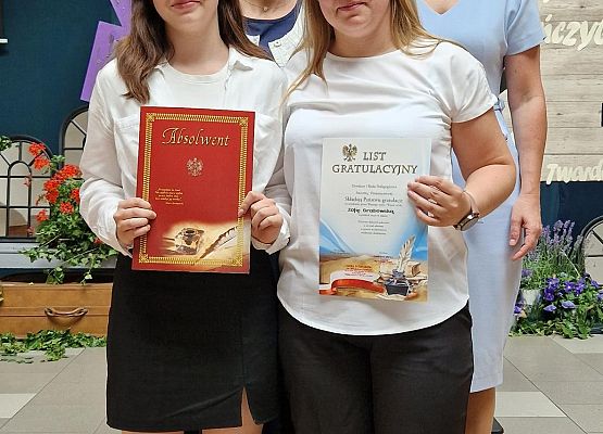 Zosia Grabowska z mamą,Ppanią Marią i Panią Dyrektor podczas rozdania świadectw