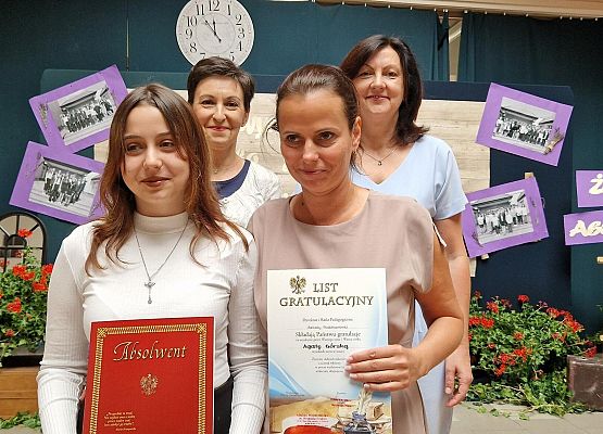 Agata Górska z mamą, panią Marią i Panią Dyrektor podczas rozdania świadectw