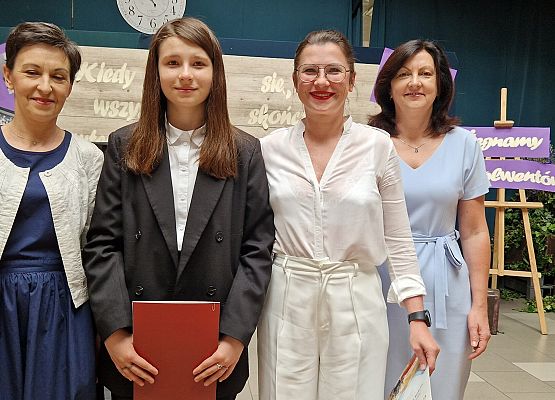 Adrianna z mamą, panią Marią i Panią Dyrektor podczas rozdania świadectw