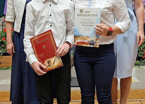 Piotr Solski z mamą, panią Marią i Panią Dyrektor podczas rozdania świadectw