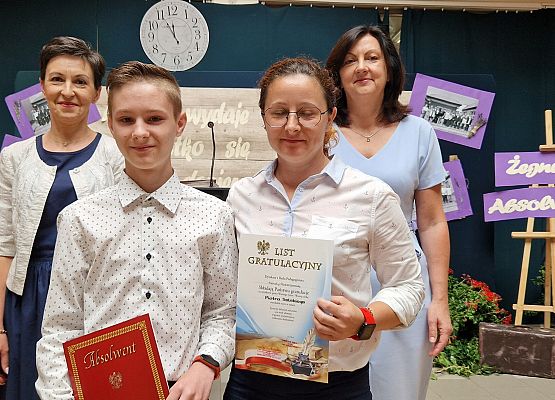 Piotr Solski z mamą, panią Marią i Panią Dyrektor podczas rozdania świadectw