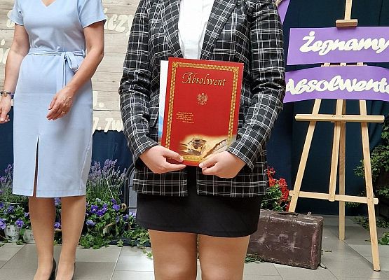 Dominika Krajewska podczas rozdania świadectw