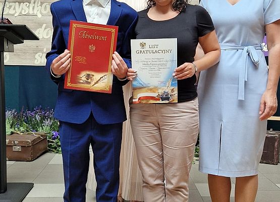 Szymon Szymankiewicz z mamą, panią Olą i Panią Dyrektor podczas rozdania świadectw