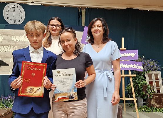 Szymon Szymankiewicz z mamą, panią Olą i Panią Dyrektor podczas rozdania świadectw