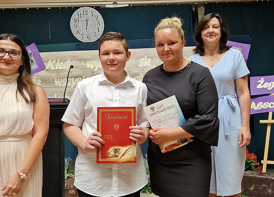 Filip Borlik z mamą, panią Olą i Panią Dyrektor podczas rozdania świadectw