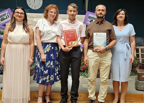 Konrad Metera z rodzicami, panią Olą i Panią Dyrektor podczas rozdania świadectw