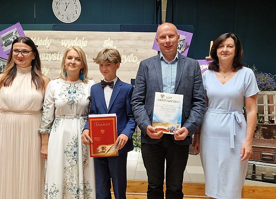 Bartek Krzemiński z rodzicami, panią Olą i Panią Dyrektor podczas rozdania świadectw