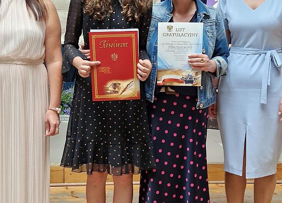 Marianka E. z mamą, panią Olą i Panią Dyrektor podczas rozdania świadectw