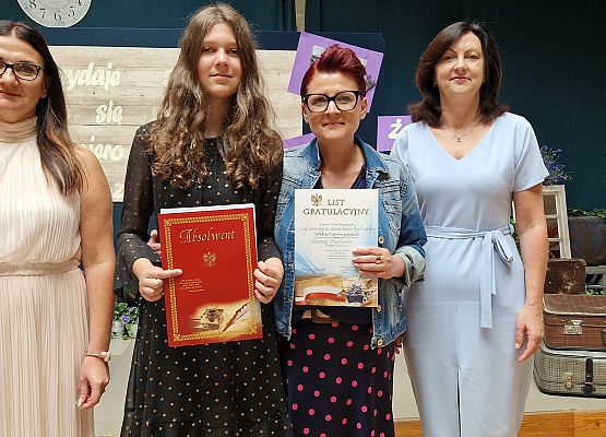Marianka Emilianów z mamą, panią Olą i Panią Dyrektor podczas rozdania świadectw