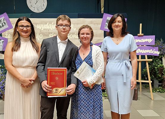 Filip Michalski z mamą, panią Olą i Panią Dyrektor podczas rozdania świadectw