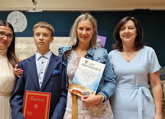 Franek Łaga z mamą, panią Olą i Panią Dyrektor podczas rozdania świadectw