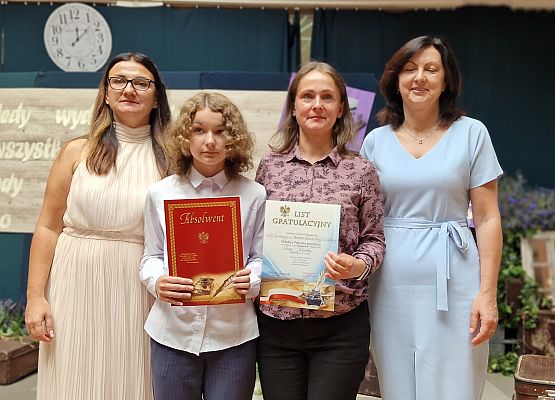 Ania Jelińska z mamą, panią Olą i Panią Dyrektor podczas rozdania świadectw