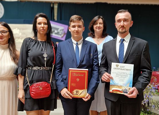 Kuba Kowalczyk z rodzicami, panią Olą i Panią Dyrektor podczas rozdania świadectw