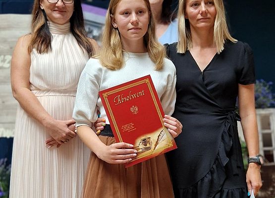 Michalina z mamą, panią Olą i Panią Dyrektor podczas rozdania świadectw