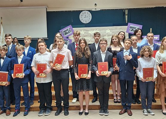 uczniowie klasy 8c z Panią Olą i Panią Dyrektor podczas rozdania świadectw