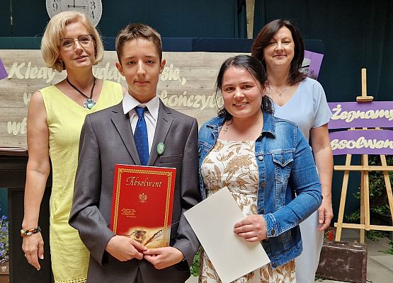 Paweł z mamą, panią Borzeszkowską i Panią Dyrektor podczas rozdania świadectw