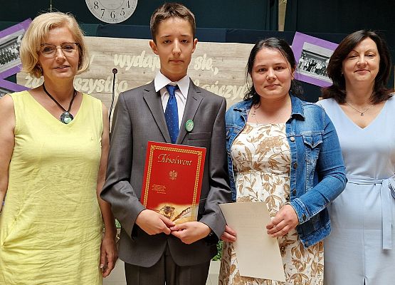 Paweł z mamą, panią Borzeszkowską i Panią Dyrektor podczas rozdania świadectw
