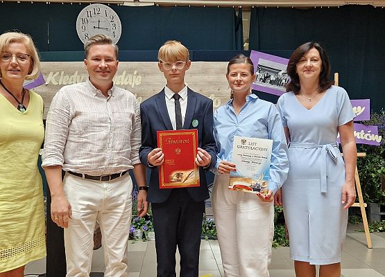 Antek T. z rodzicami, panią Borzeszkowską i Panią Dyrektor podczas rozdania świadectw