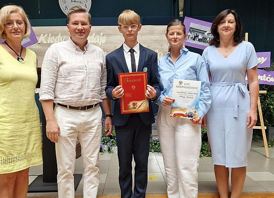 Antek z rodzicami, panią Borzeszkowską i Panią Dyrektor podczas rozdania świadectw