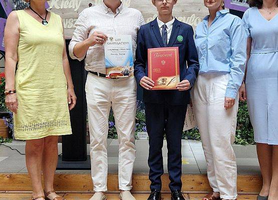 Franek Torbicki z rodzicami, panią Borzeszkowską i Panią Dyrektor podczas rozdania świadectw