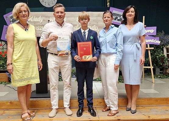 Franek z rodzicami, panią Borzeszkowską i Panią Dyrektor podczas rozdania świadectw