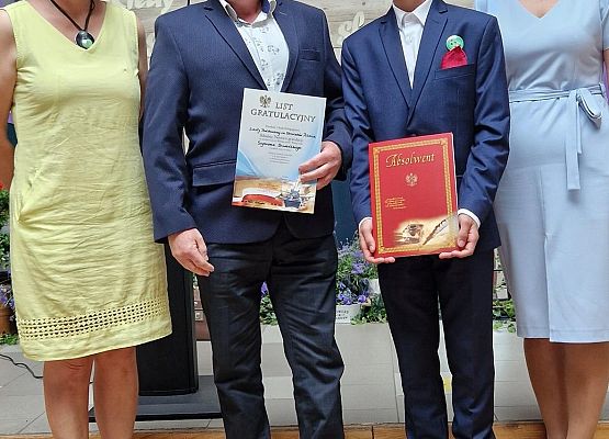 Szymon z tatą, panią Borzeszkowską i Panią Dyrektor podczas rozdania świadectw