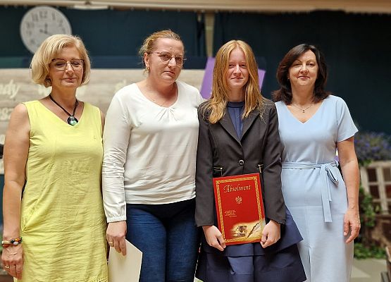 Klaudia z mamą, panią Borzeszkowską i Panią Dyrektor