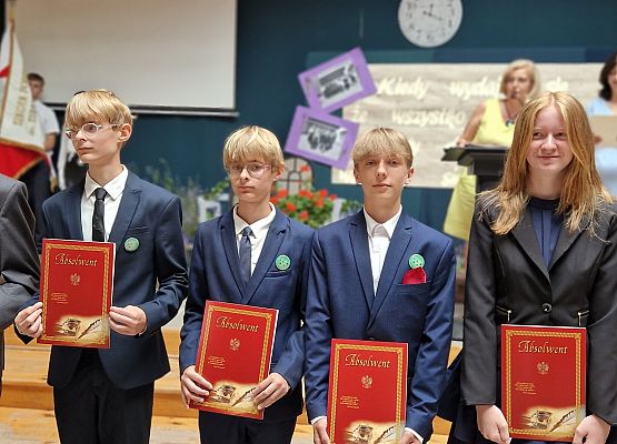 Paweł, Franek, Szymon, Antek, Klaudia z dyplomami