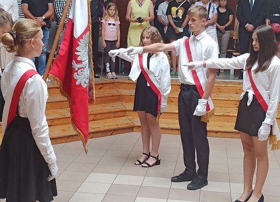 uczniowie podczas uroczystego przekazania sztandaru