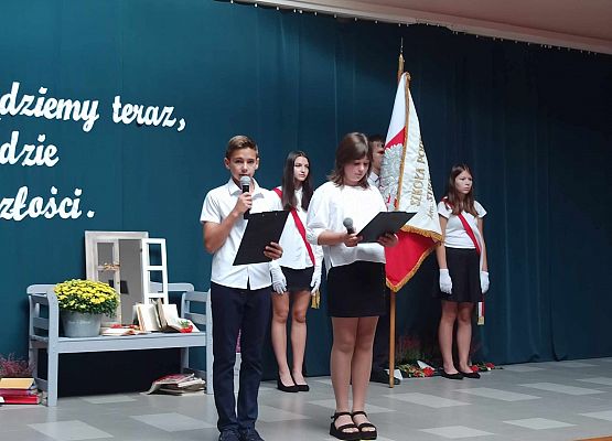 Mikołaj i Gabrysia prowadzą apel