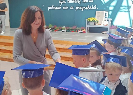 uczniowie pasowani przez Panią dyrektor