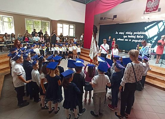 uczniowie klas 1 stoją przygotowani do pasowania