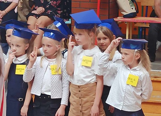 dziewczynki podczas ślubowania