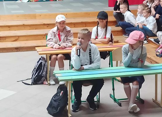 chłopiec mówi do mikrofonu