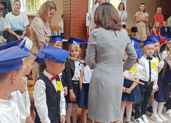 Pani dyrektor pasuje uczniów klas 1