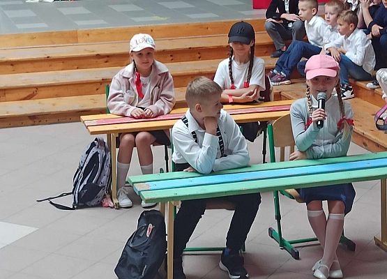 występ klas 3 - scenka w szkolnych ławkach