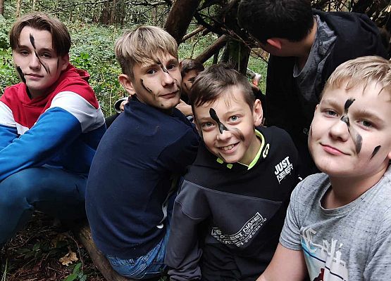 chłopcy z klasy 6a w szałasie