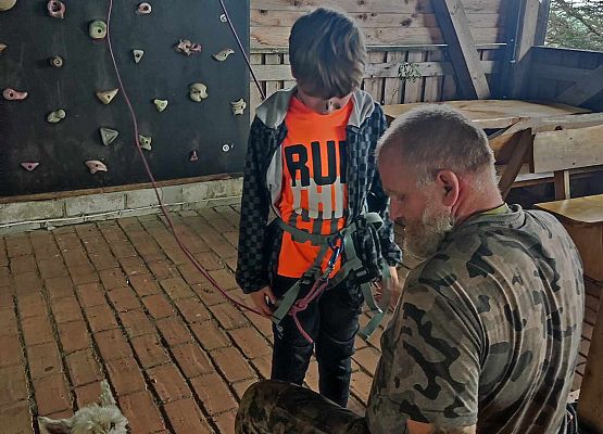 Artur przygotowuje się do wspinaczki