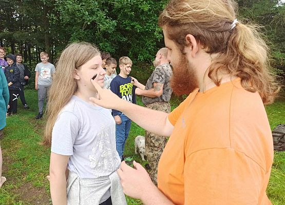 pan maluje twarz Oliwce