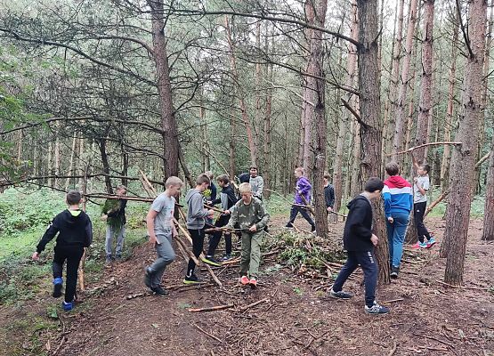 Chłopcy w lesie budują szałas