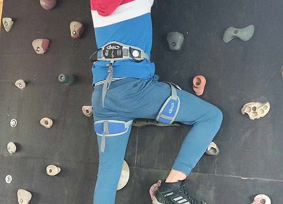 Ksawery się wspina po ściance