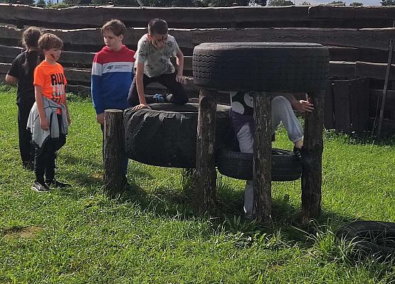 dzieci na torze przeszkód z oponami