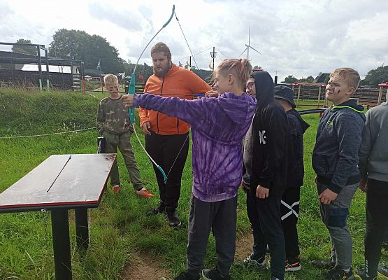 Adam strzela z łuku