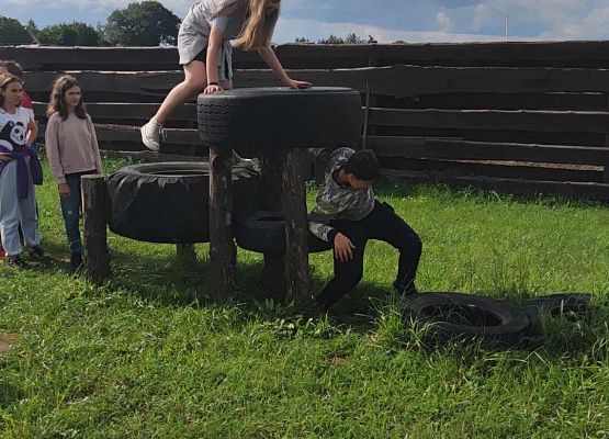 uczniowie klasy 6a na torze przeszkód