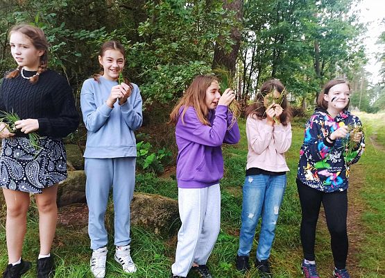 dziewczynki z trawą