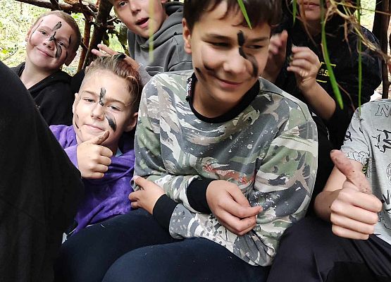 chłopcy w szałasie